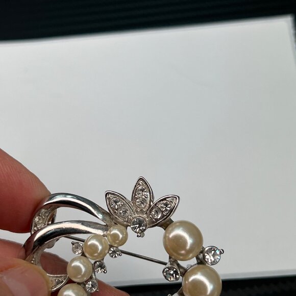 Vintage Circle Brooch Pin Faux Pearls Clear Rhinestones Silver Tone MCM Estate - Picture 7 of 8